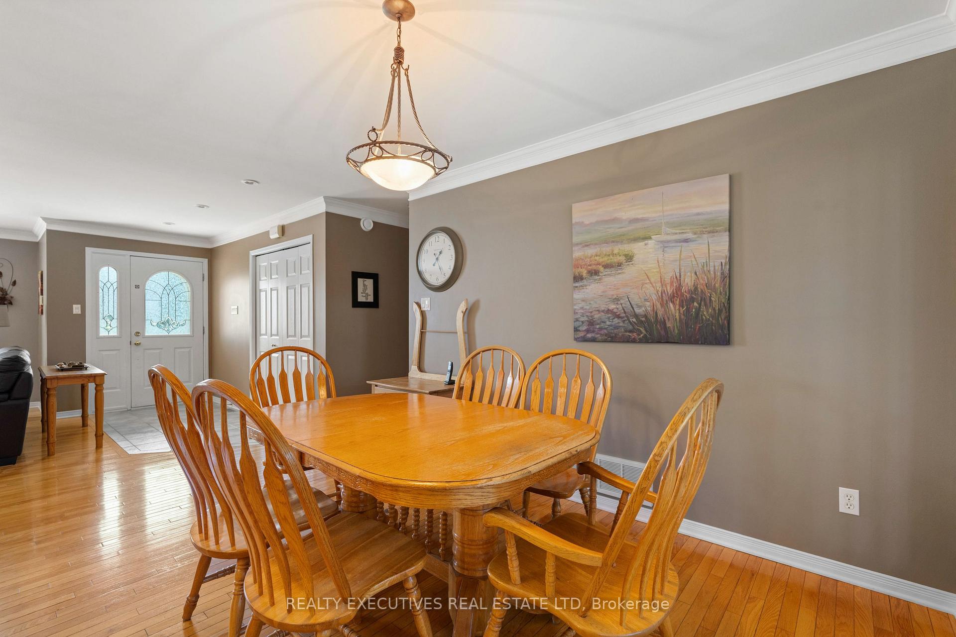 Photo 13 of 434 Queen Street, North Dundas, Winchester — HOMEH