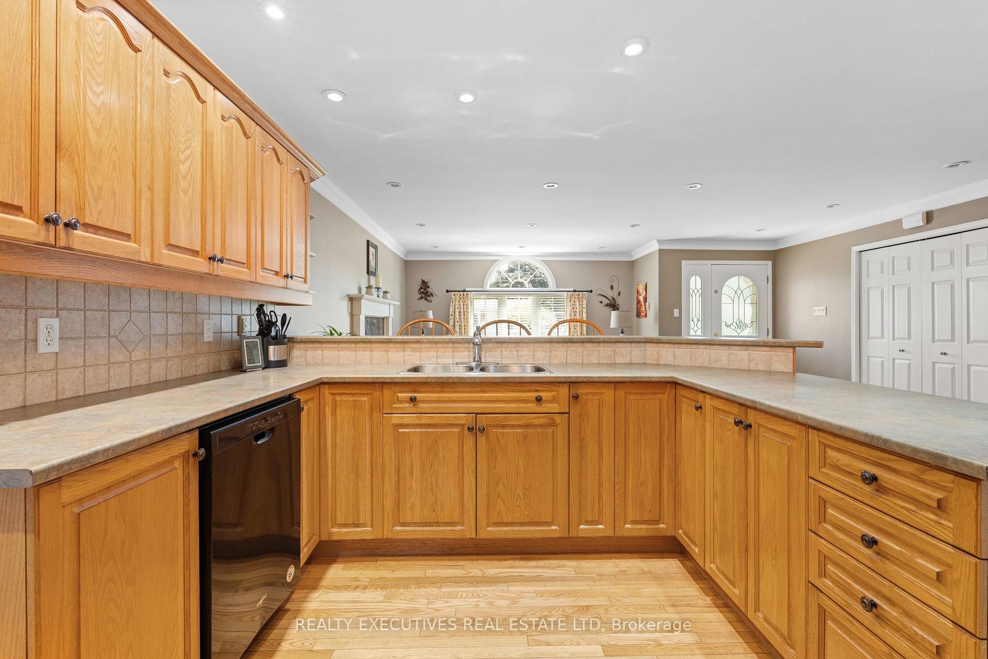 Photo 16 of 434 Queen Street, North Dundas, Winchester — HOMEH