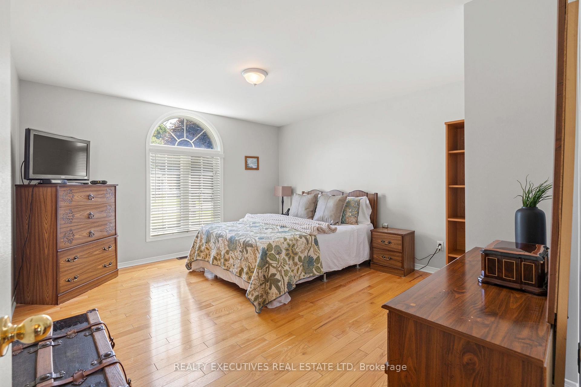 Photo 20 of 434 Queen Street, North Dundas, Winchester — HOMEH