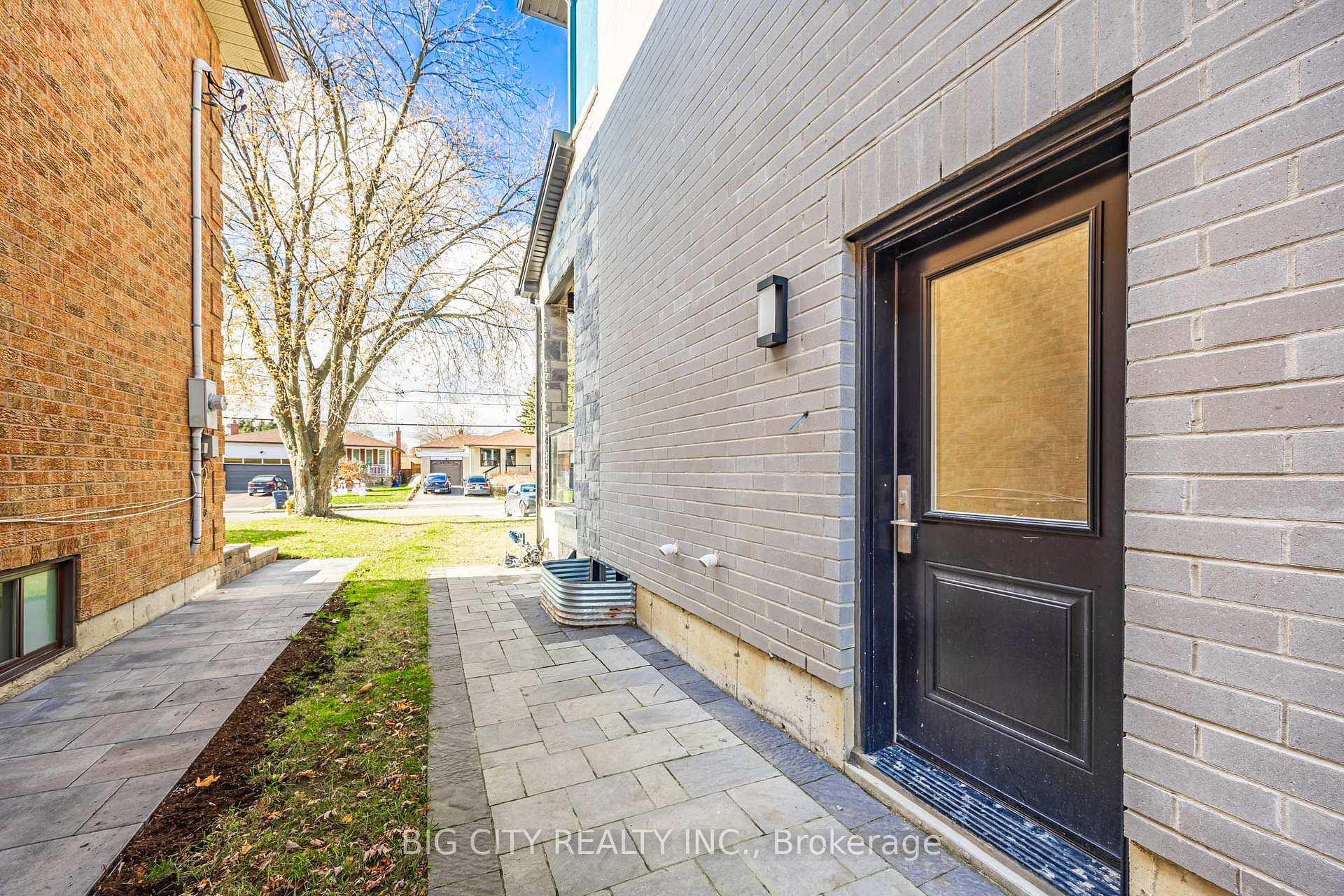 Photo 2 of Unit Unit B, 39 Aragon Avenue, Scarborough, Tam O'Shanter-Sullivan — HOMEH