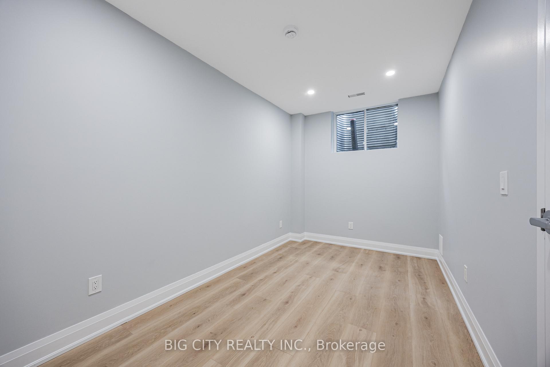 Photo 5 of Unit Unit B, 39 Aragon Avenue, Scarborough, Tam O'Shanter-Sullivan — HOMEH