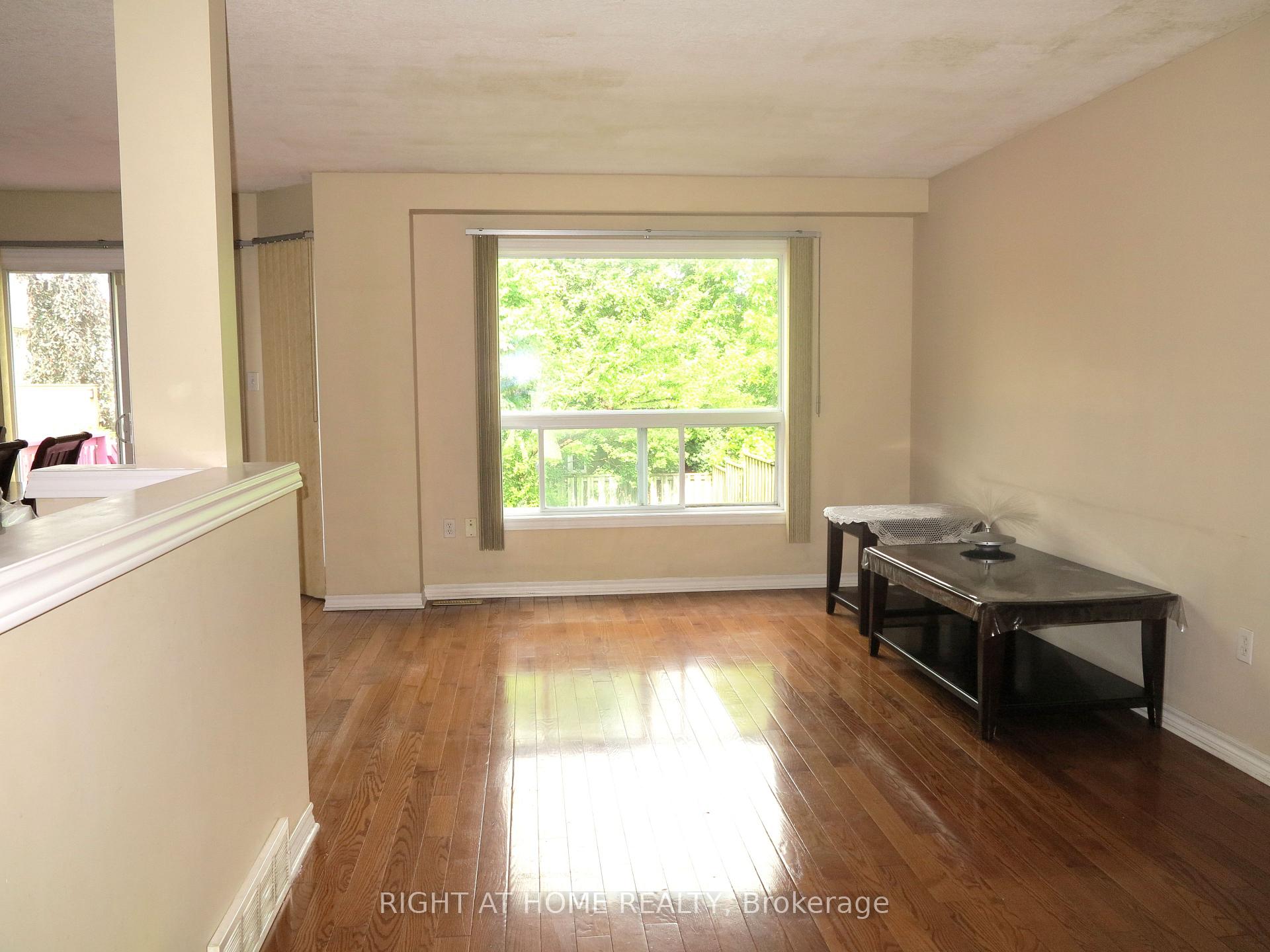 Photo 3 of 692 Oakcrossing Road, London, North M — HOMEH
