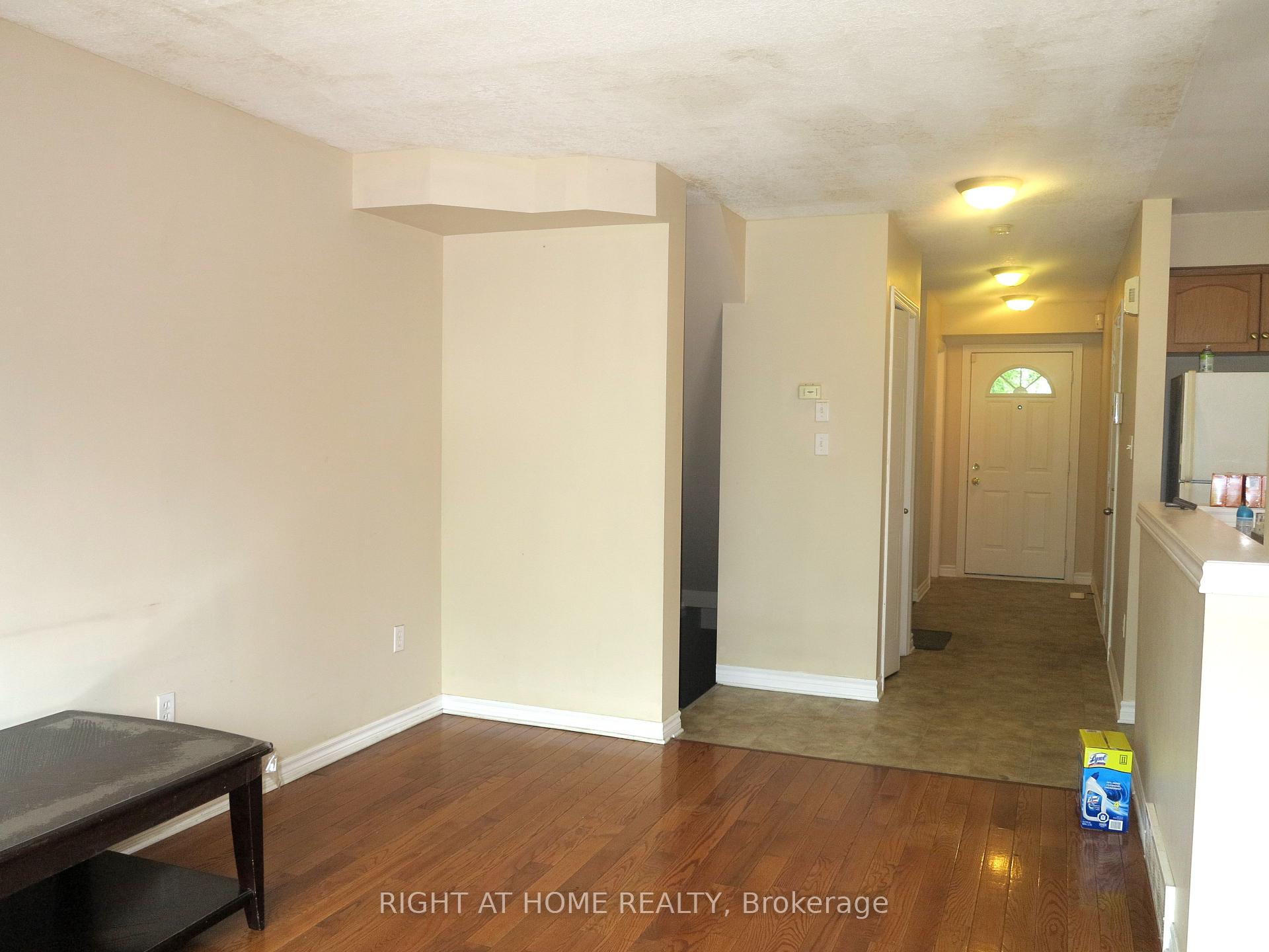 Photo 4 of 692 Oakcrossing Road, London, North M — HOMEH