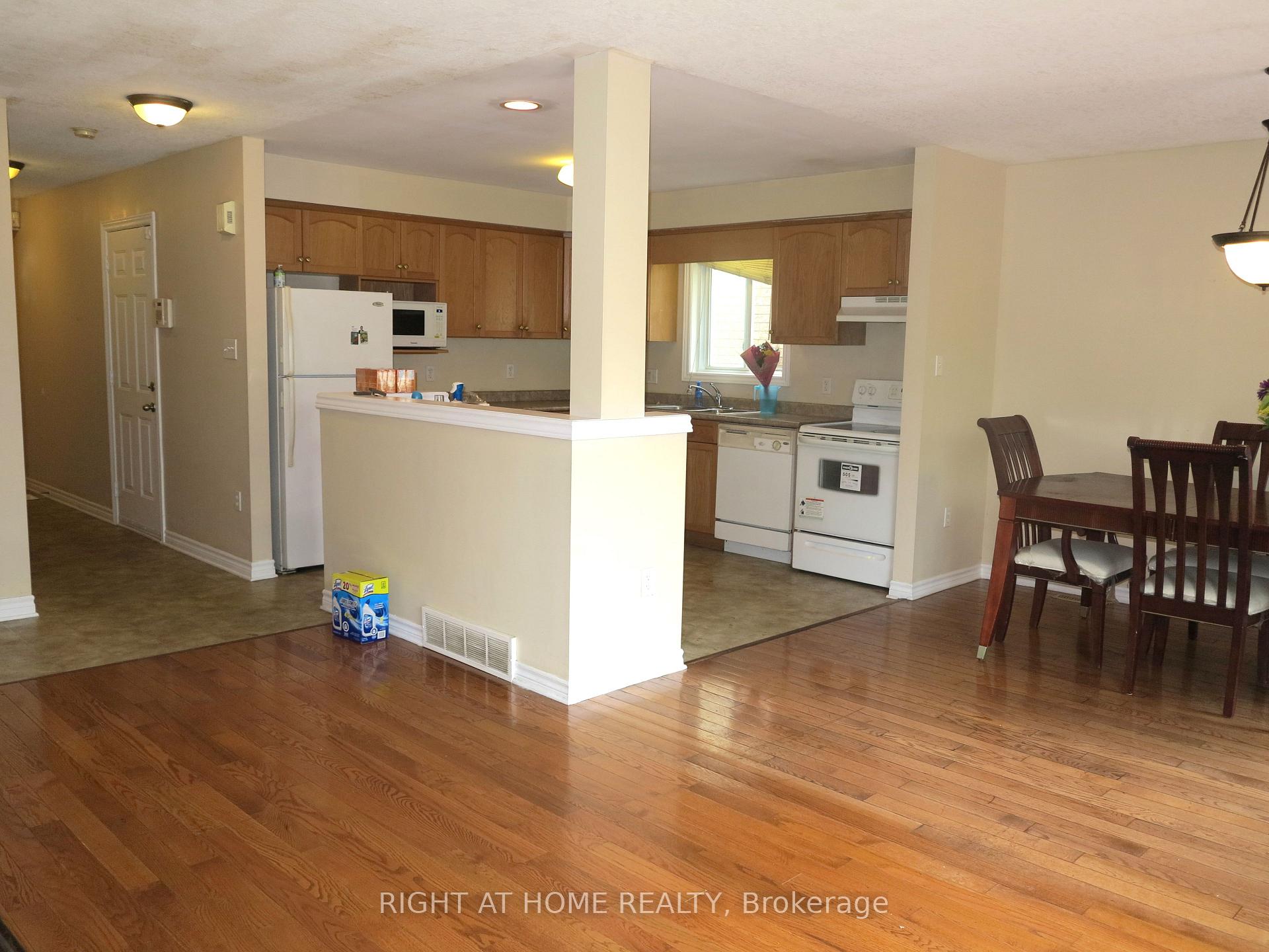 Photo 5 of 692 Oakcrossing Road, London, North M — HOMEH