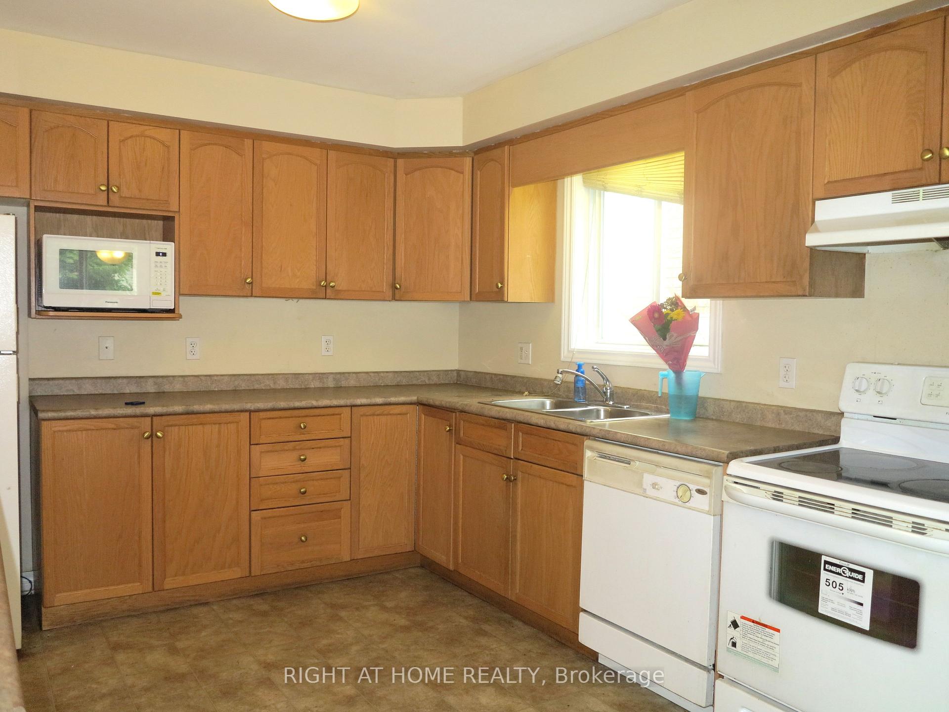Photo 6 of 692 Oakcrossing Road, London, North M — HOMEH