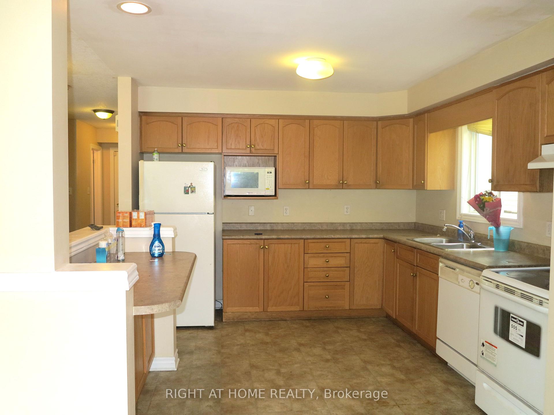 Photo 7 of 692 Oakcrossing Road, London, North M — HOMEH