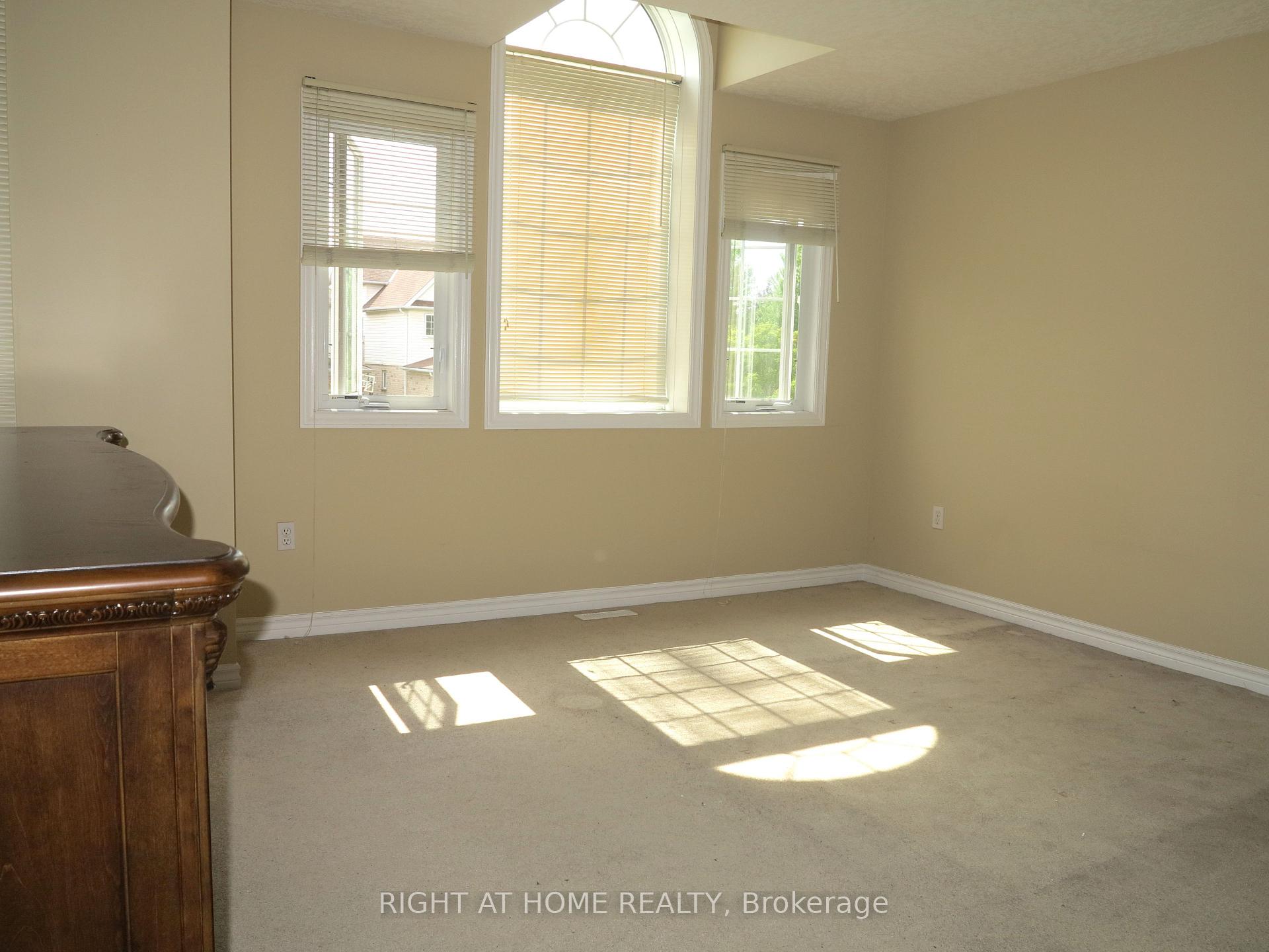 Photo 10 of 692 Oakcrossing Road, London, North M — HOMEH