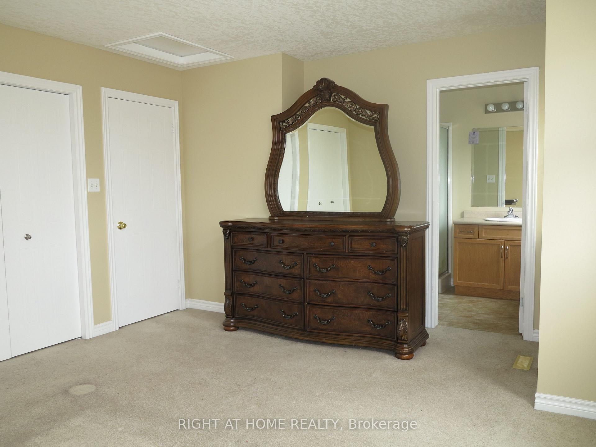 Photo 11 of 692 Oakcrossing Road, London, North M — HOMEH
