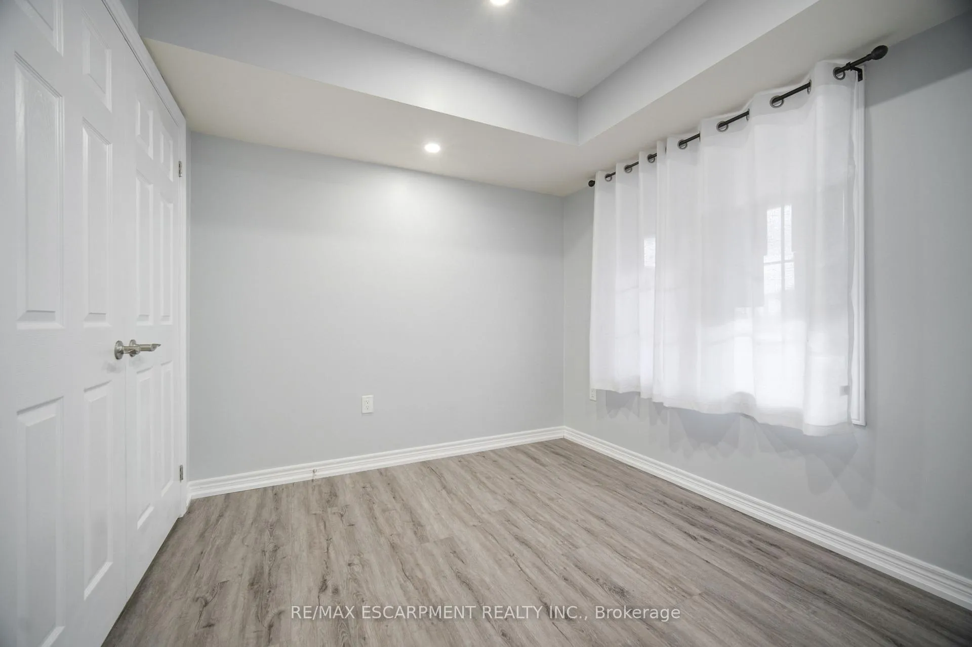 Photo 8 of 404 Linden Drive, Cambridge, Preston Heights — HOMEH