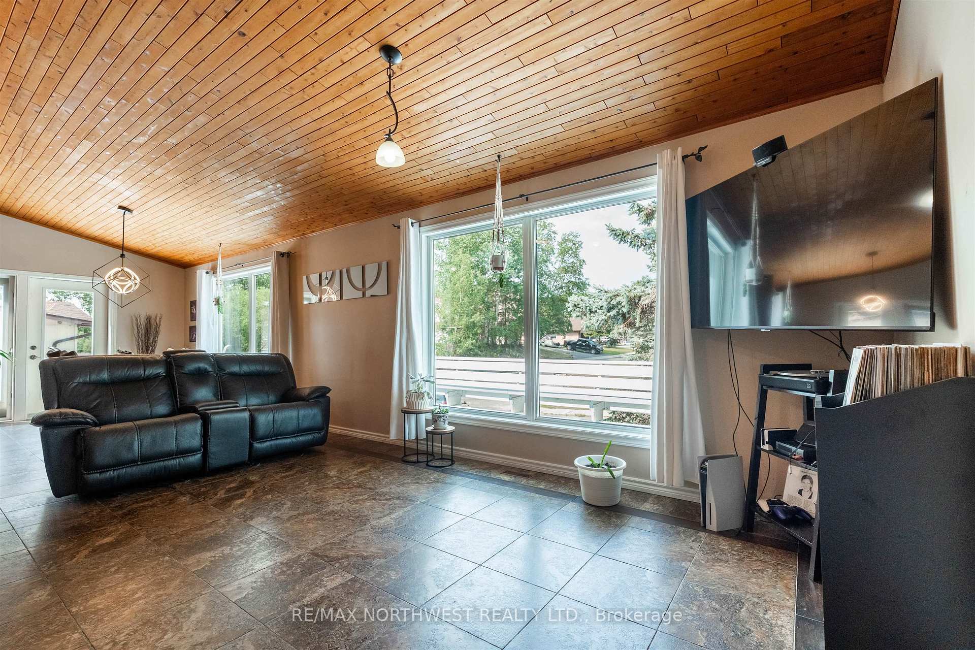 Photo 12 of 29 Amethyst Street, Kenora, Amethyst — HOMEH