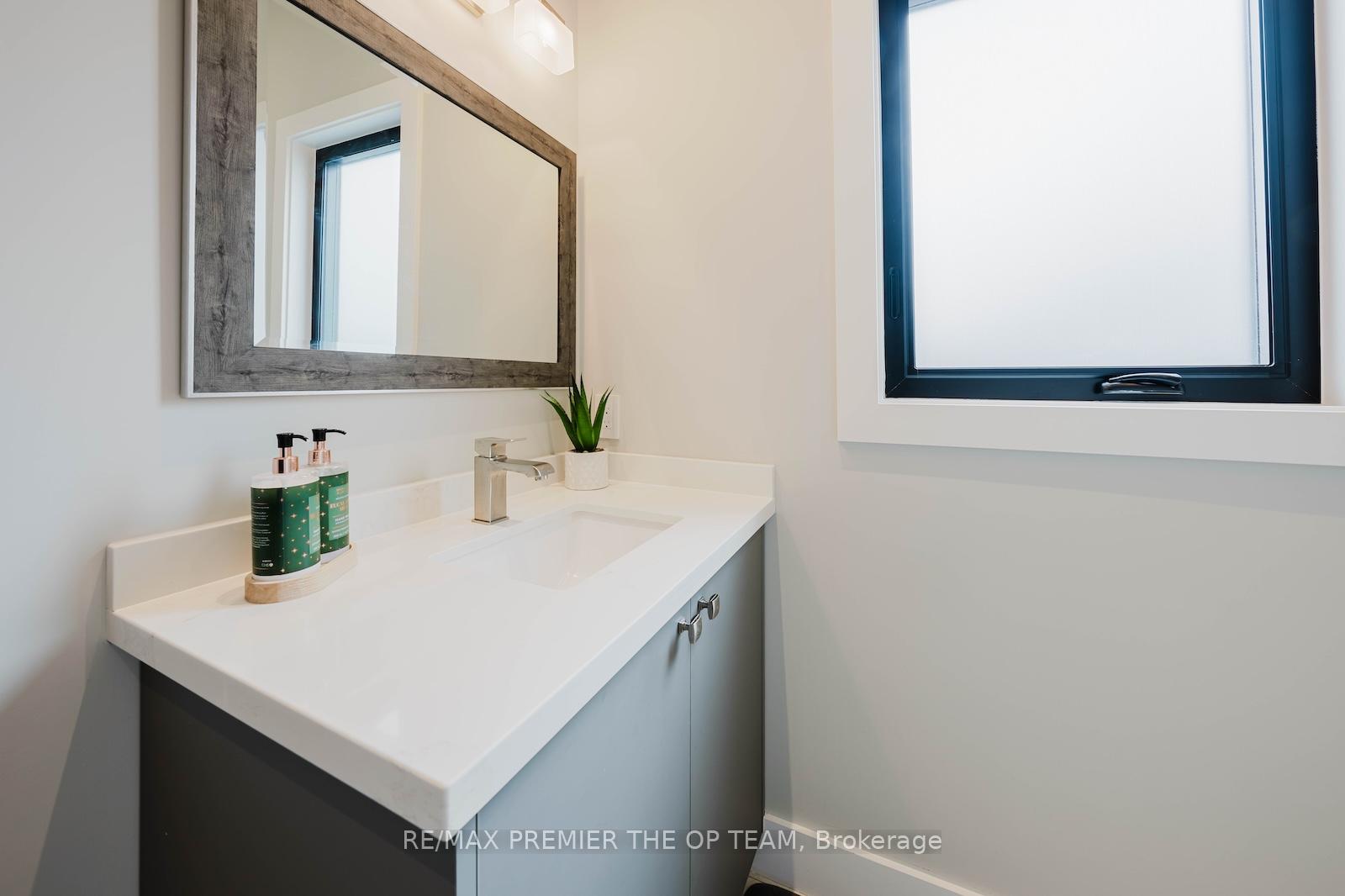 Photo 14 of 54 Cheltenham Avenue, Vaughan, West Woodbridge — HOMEH