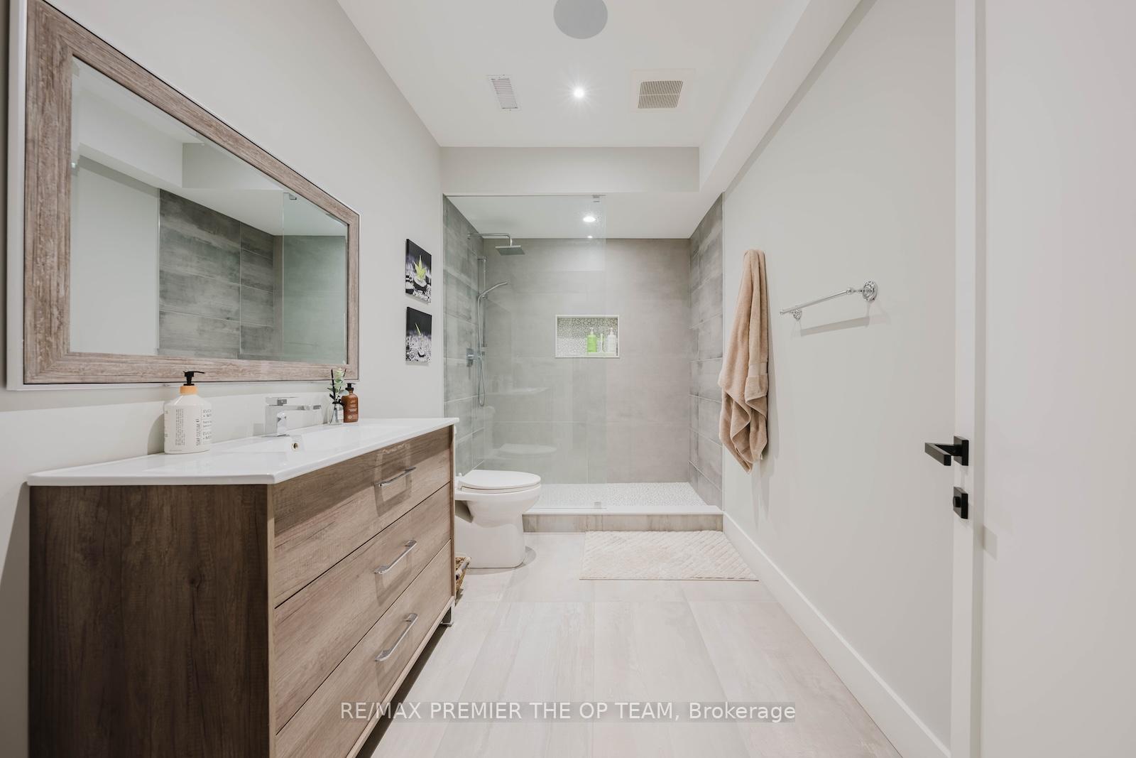 Photo 38 of 54 Cheltenham Avenue, Vaughan, West Woodbridge — HOMEH