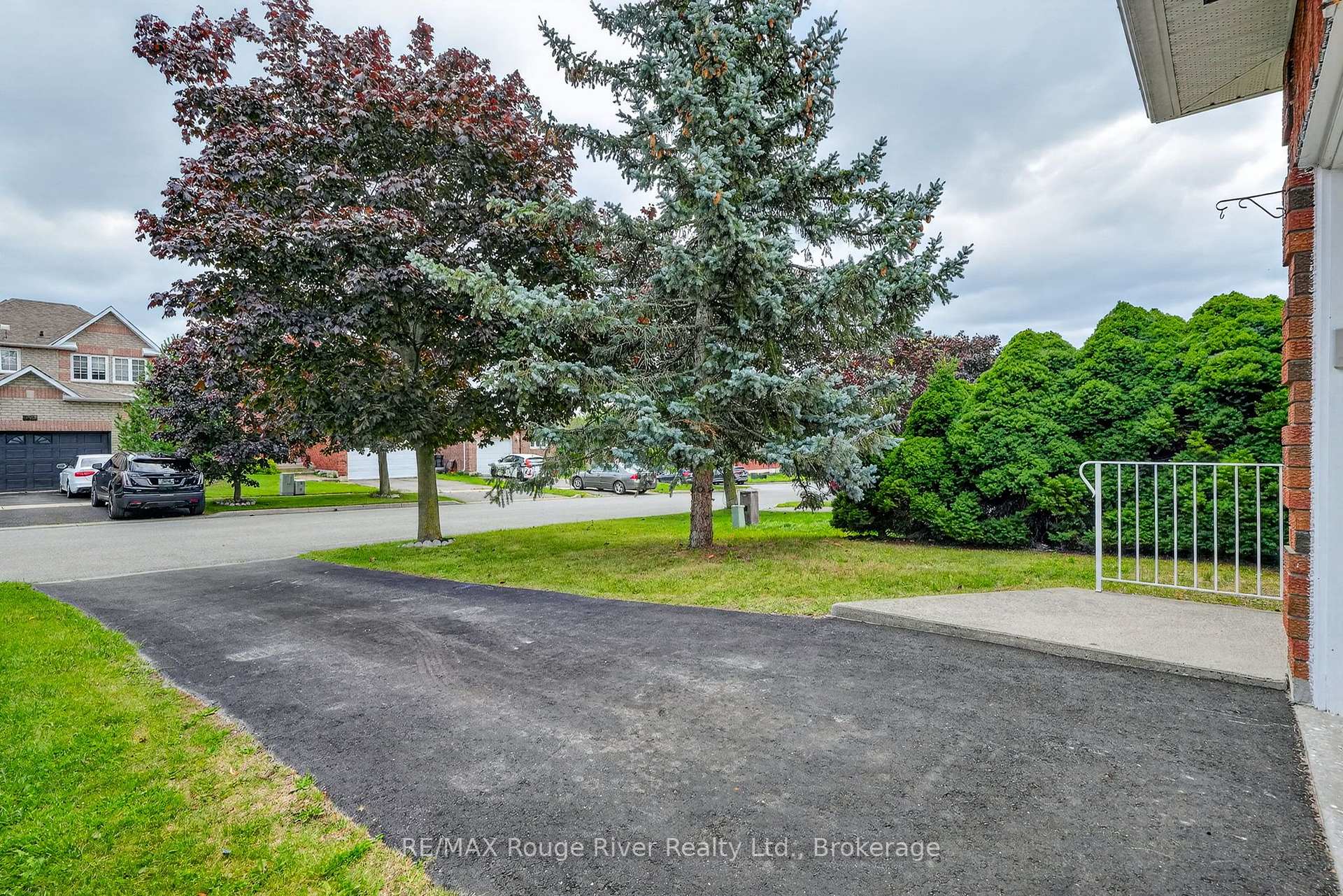 Photo 4 of 997 Field Court, Cobourg — HOMEH