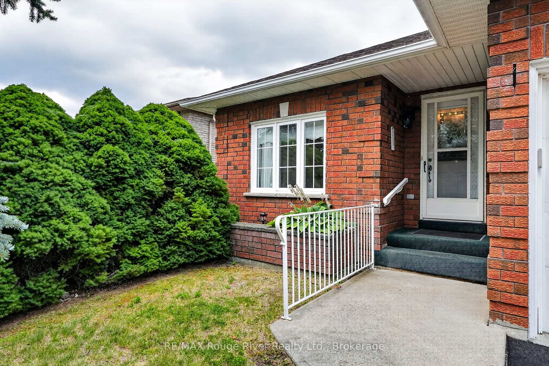Photo 5 of 997 Field Court, Cobourg — HOMEH