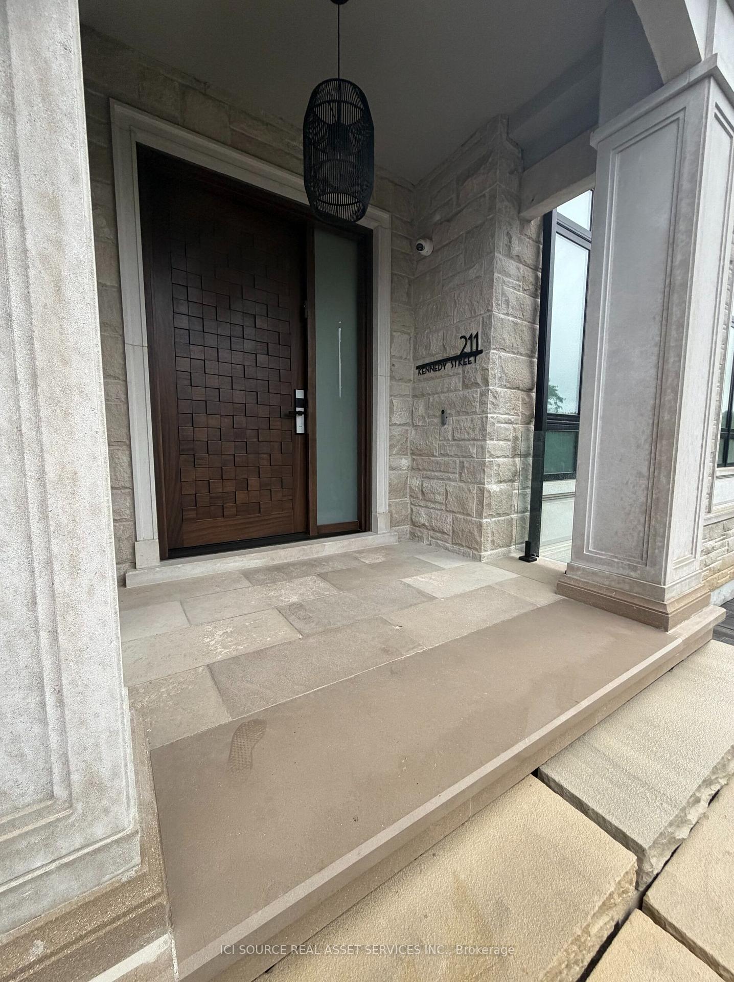 Photo 4 of 211 Kennedy Street W, Aurora, Aurora Village — HOMEH
