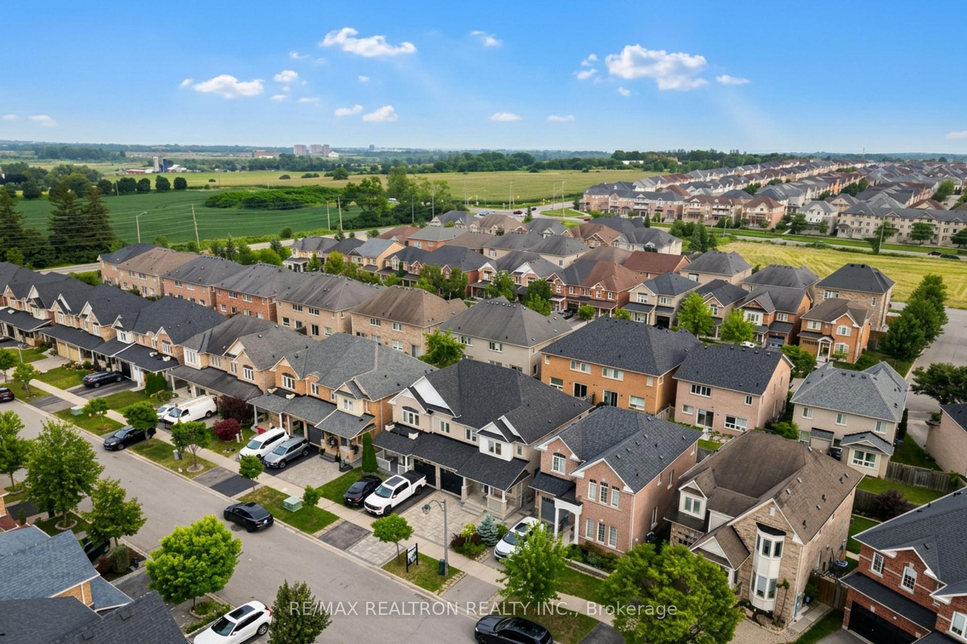 Photo 4 of 21 Barden Crescent, Ajax, Northeast Ajax — HOMEH