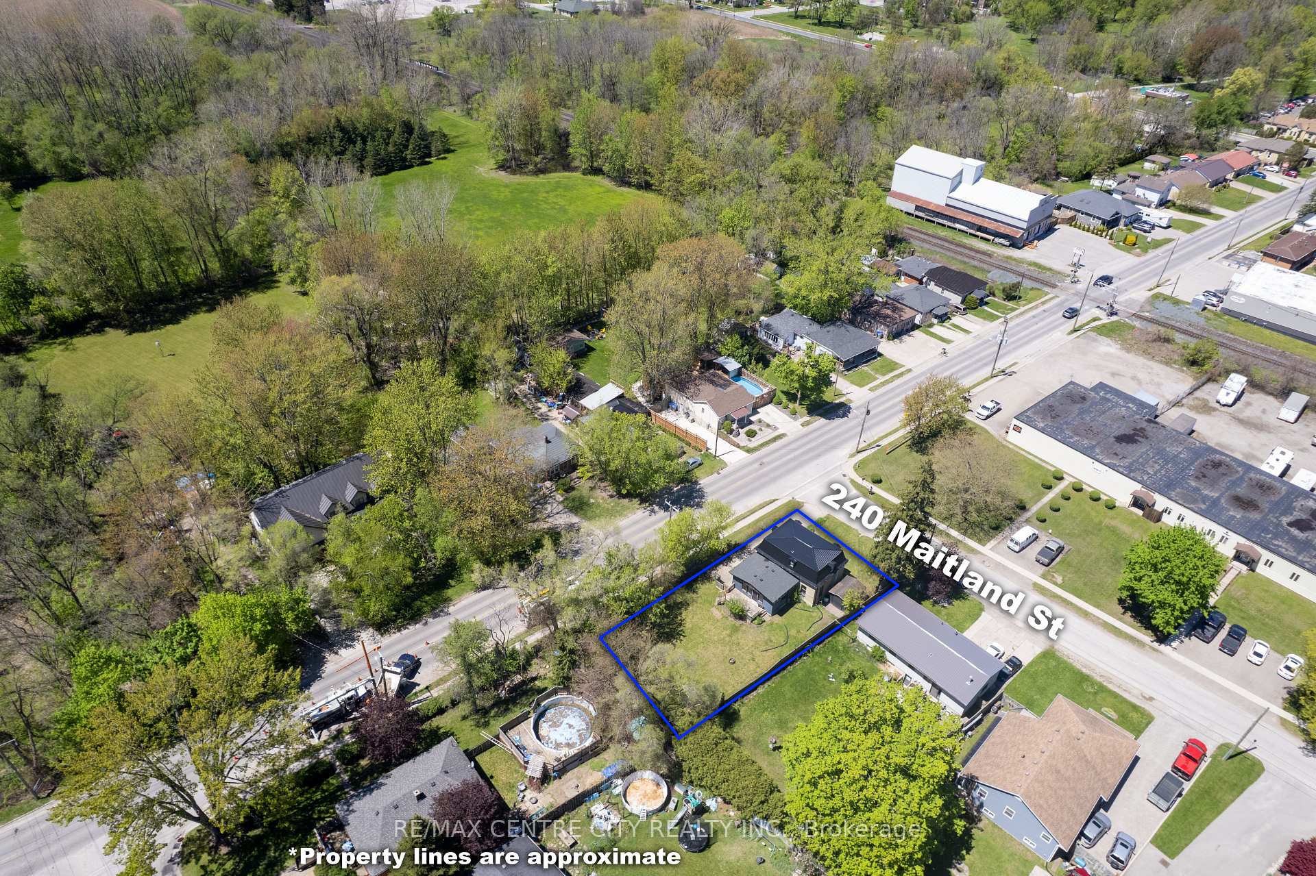 Photo 3 of 240 Maitland Street, Strathroy-Caradoc, NW — HOMEH