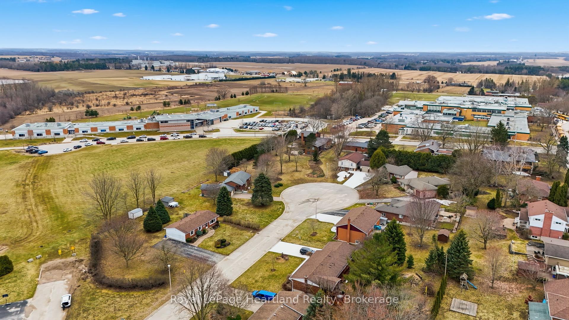 Photo 4 of 284 Manor Road, North Huron, Wingham — HOMEH