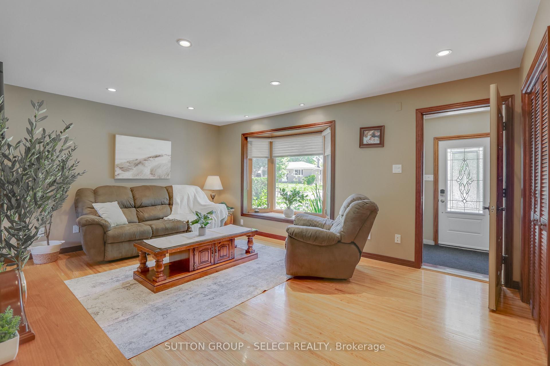 Photo 7 of 1054 Chippewa Drive, London, East D — HOMEH