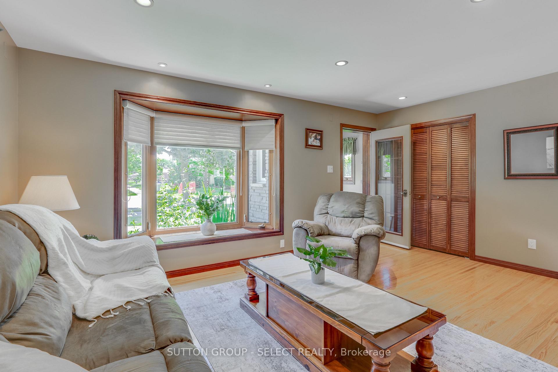 Photo 8 of 1054 Chippewa Drive, London, East D — HOMEH