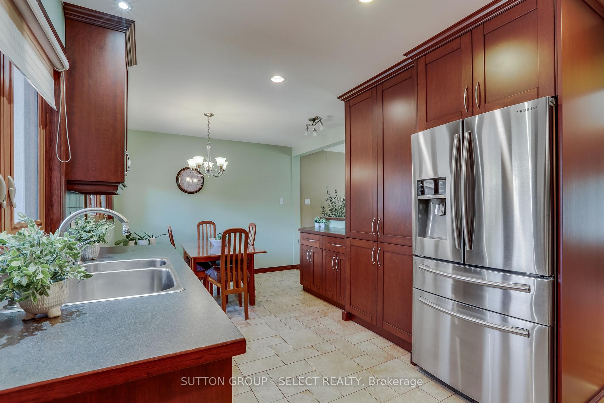 Photo 9 of 1054 Chippewa Drive, London, East D — HOMEH