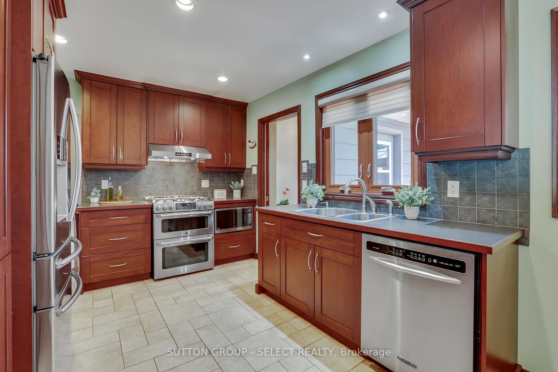 Photo 10 of 1054 Chippewa Drive, London, East D — HOMEH