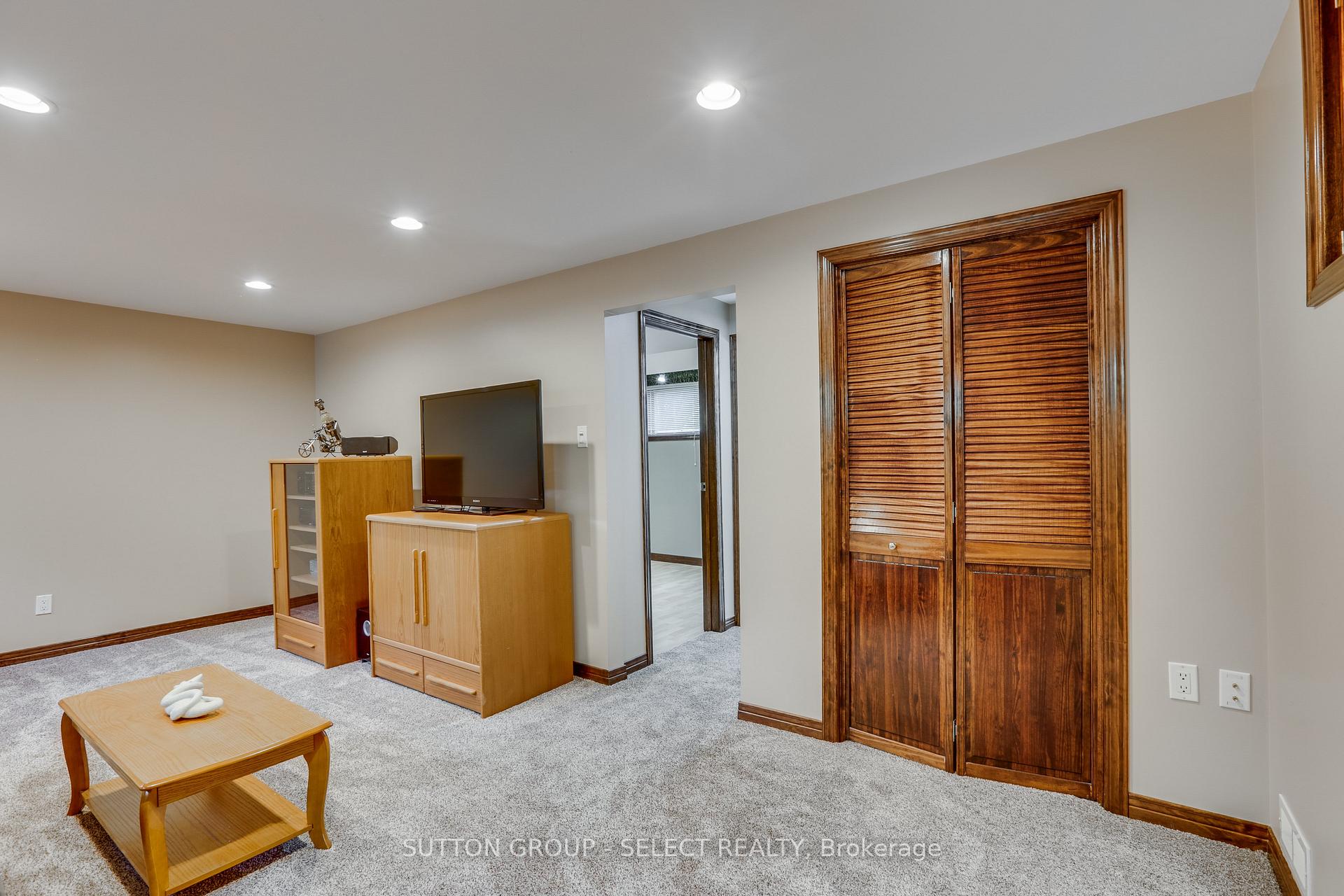 Photo 19 of 1054 Chippewa Drive, London, East D — HOMEH