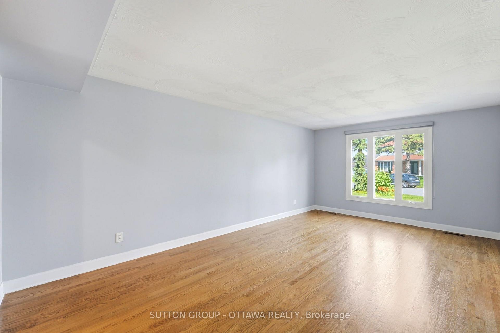 Photo 5 of 29 Chesswood Court, Ottawa, Pineglen/Country Place — HOMEH