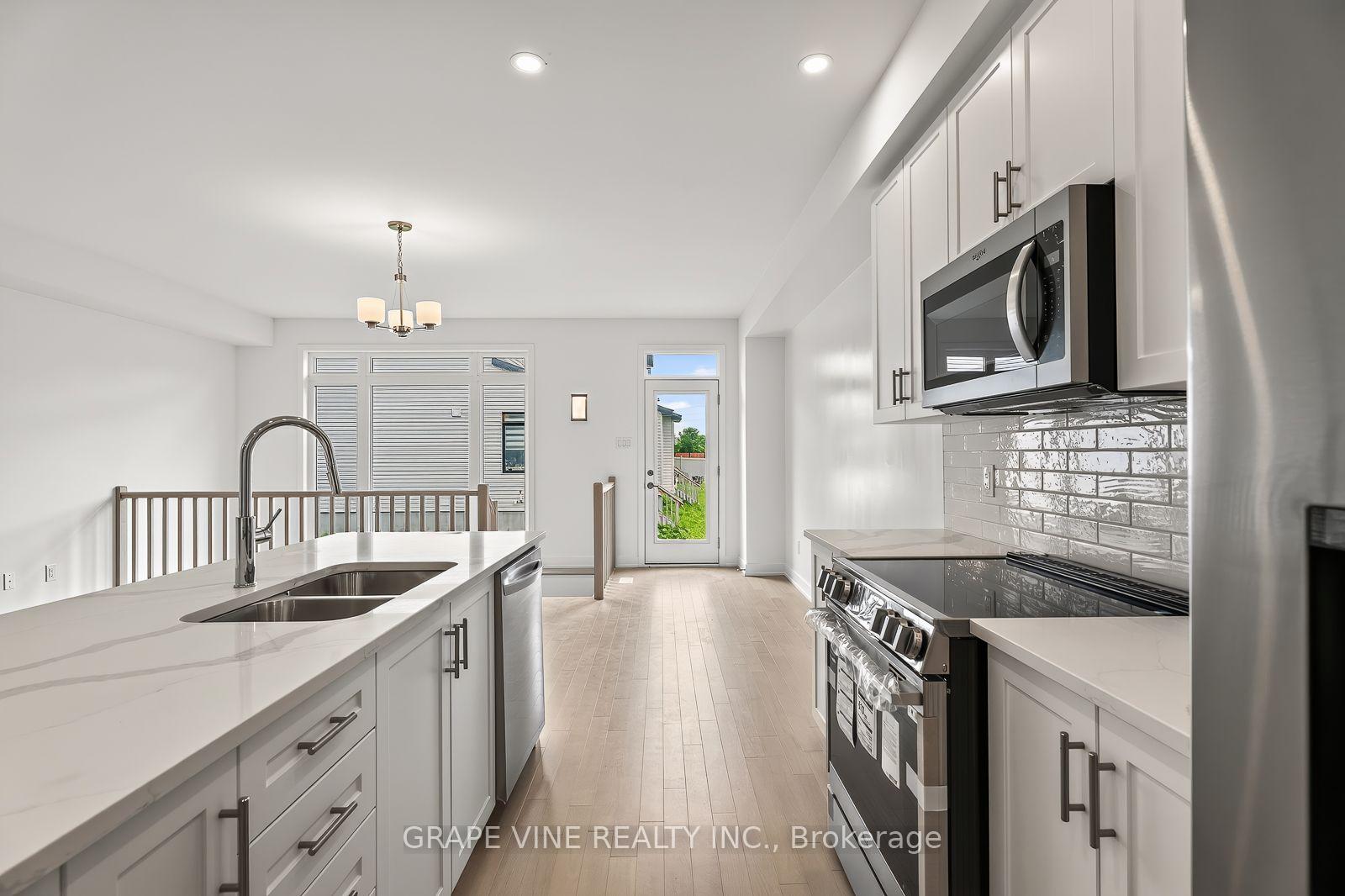Photo 10 of 239 Monticello Avenue, Ottawa, Kanata - Emerald Meadows/Trailwest — HOMEH