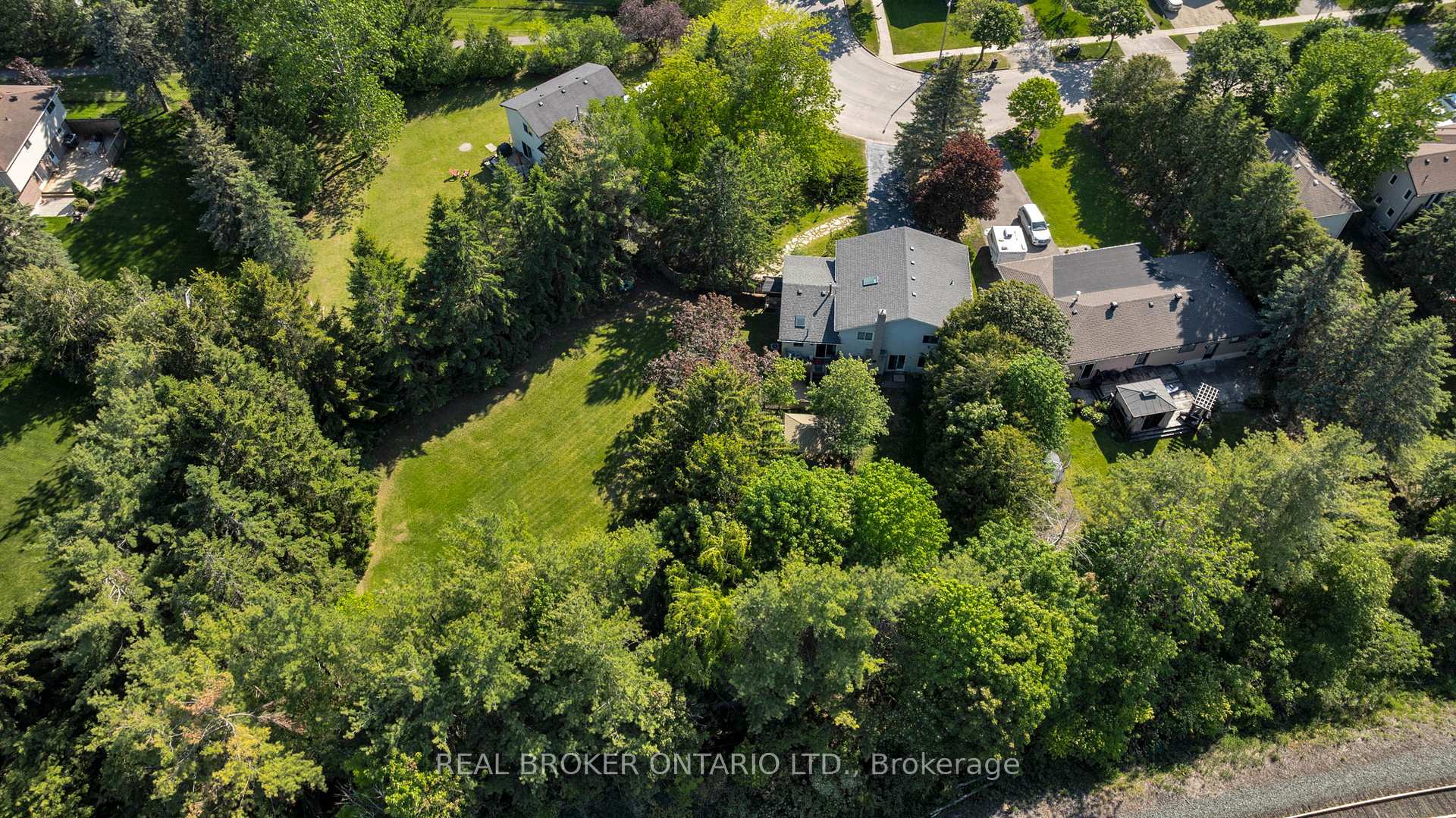 Photo 3 of 215 Mary Anne Drive, Barrie, Painswick North — HOMEH