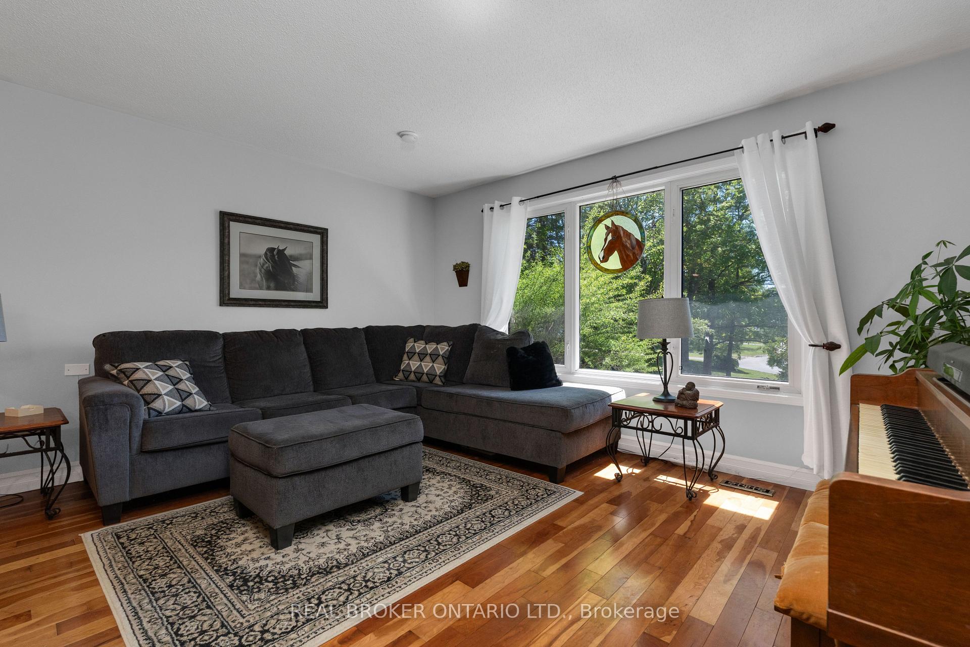 Photo 10 of 215 Mary Anne Drive, Barrie, Painswick North — HOMEH