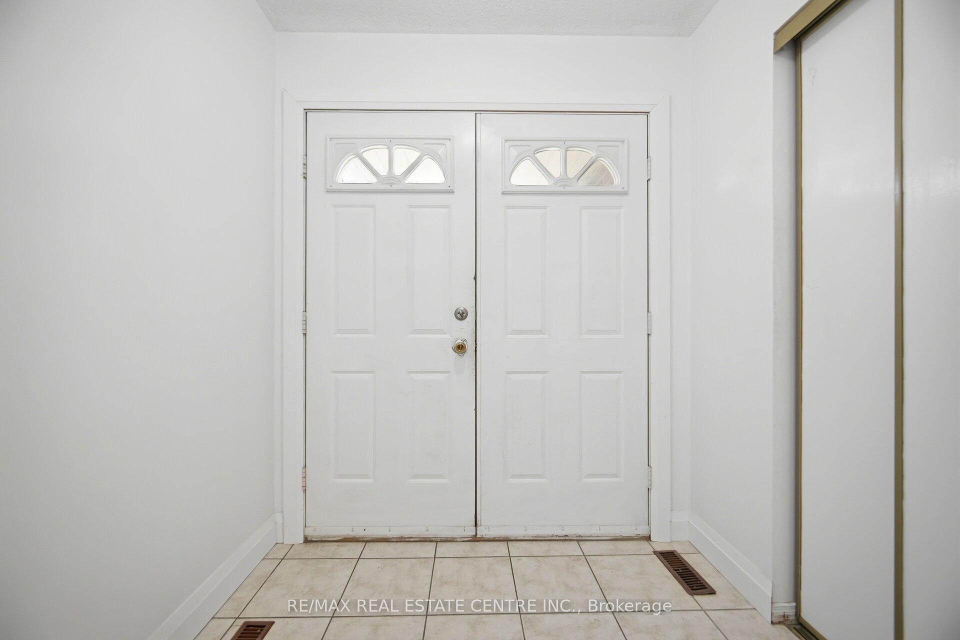 Photo 7 of 4676 Owl Circle, Mississauga, Hurontario — HOMEH