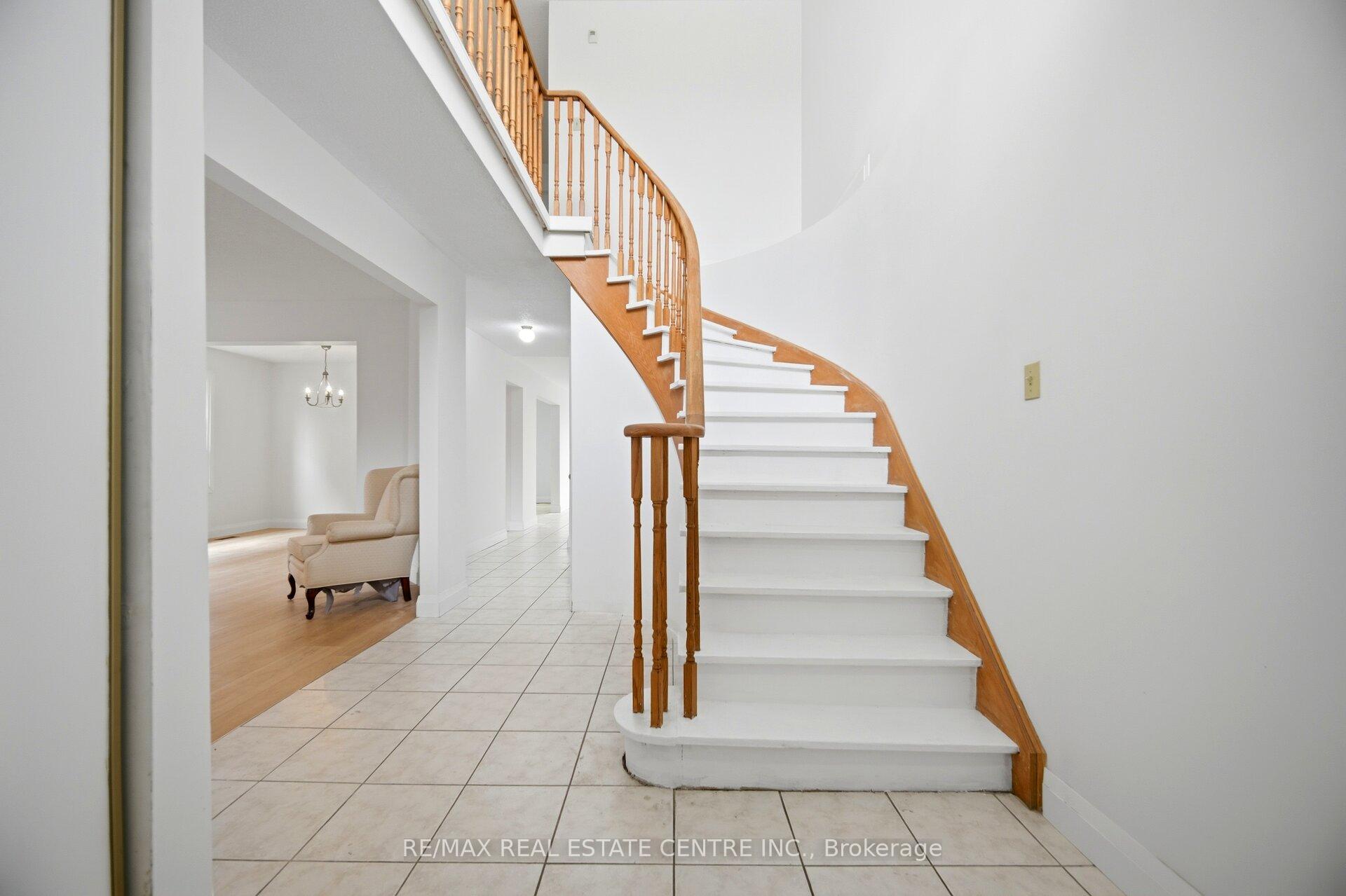 Photo 8 of 4676 Owl Circle, Mississauga, Hurontario — HOMEH