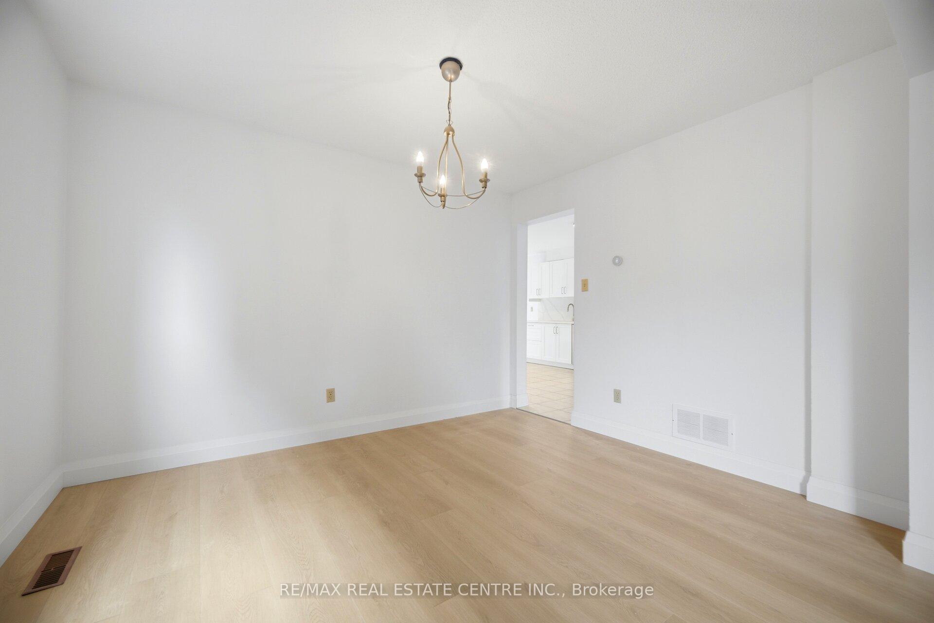 Photo 15 of 4676 Owl Circle, Mississauga, Hurontario — HOMEH