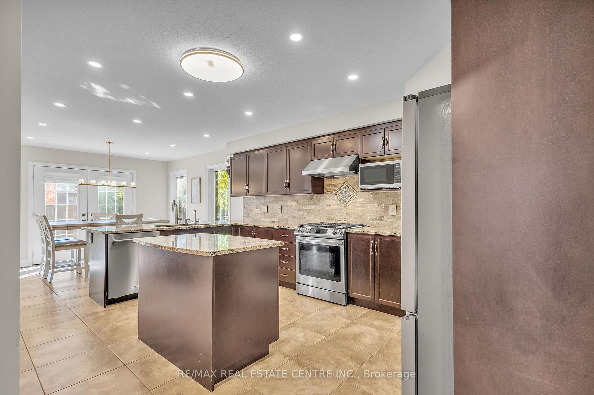 Photo 11 of 237 Goodwin Drive, Guelph, Pineridge/Westminster Woods — HOMEH