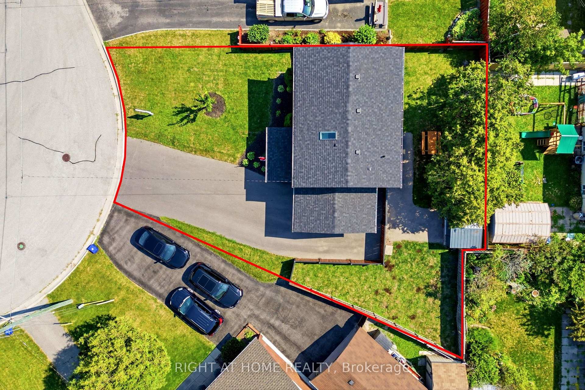 Photo 5 of 560 Tennyson Avenue, Oshawa, Donevan — HOMEH