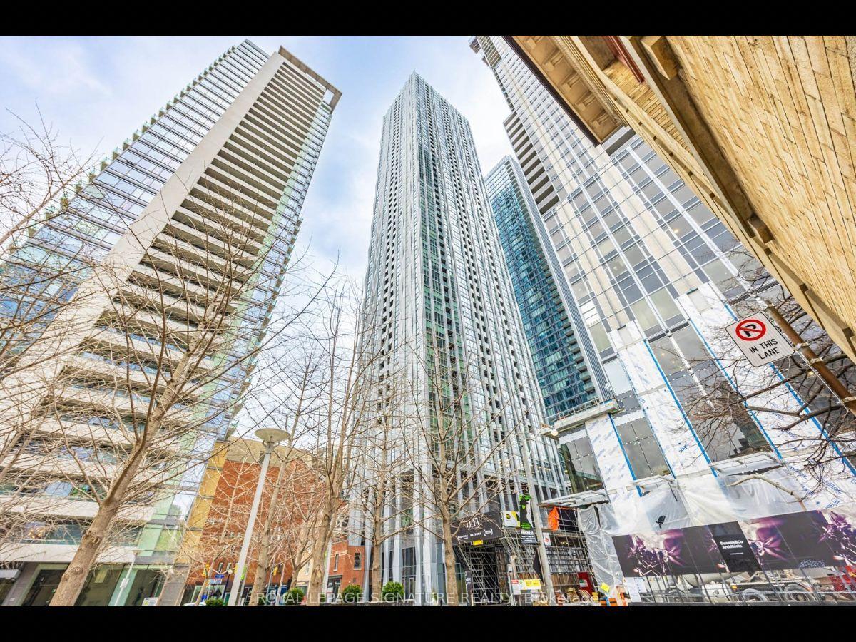 Front of Unit 3203, 1 Yorkville Avenue