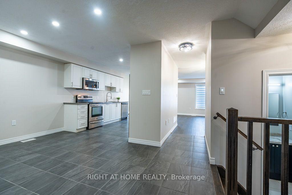 Photo 3 of 10 Cittadella Boulevard, Hamilton, Stoney Creek — HOMEH