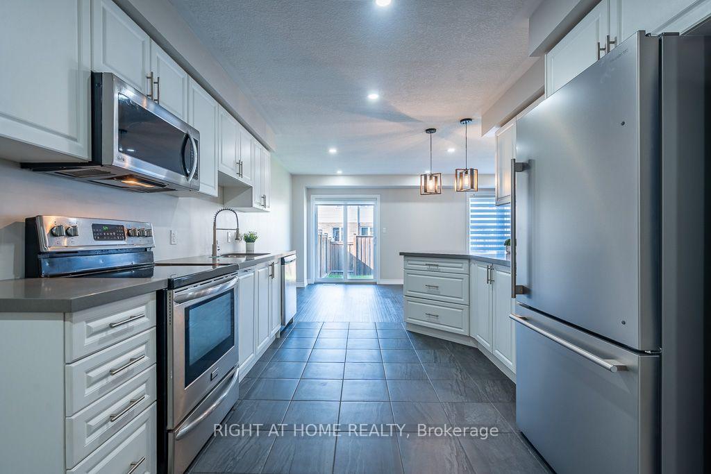 Photo 4 of 10 Cittadella Boulevard, Hamilton, Stoney Creek — HOMEH