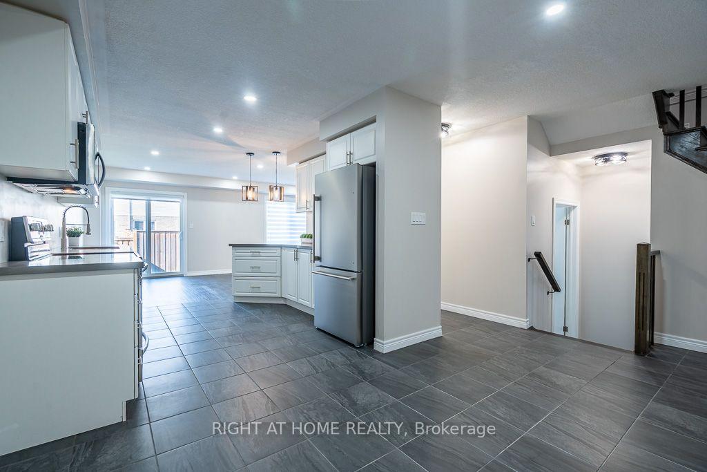 Photo 6 of 10 Cittadella Boulevard, Hamilton, Stoney Creek — HOMEH
