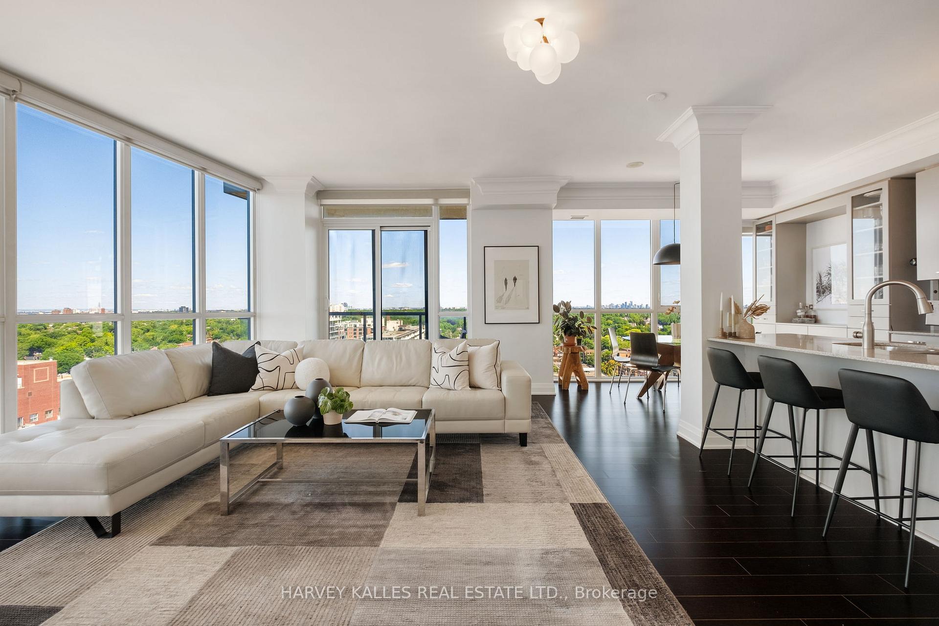 Front of Unit 1602, 530 St Clair Avenue W