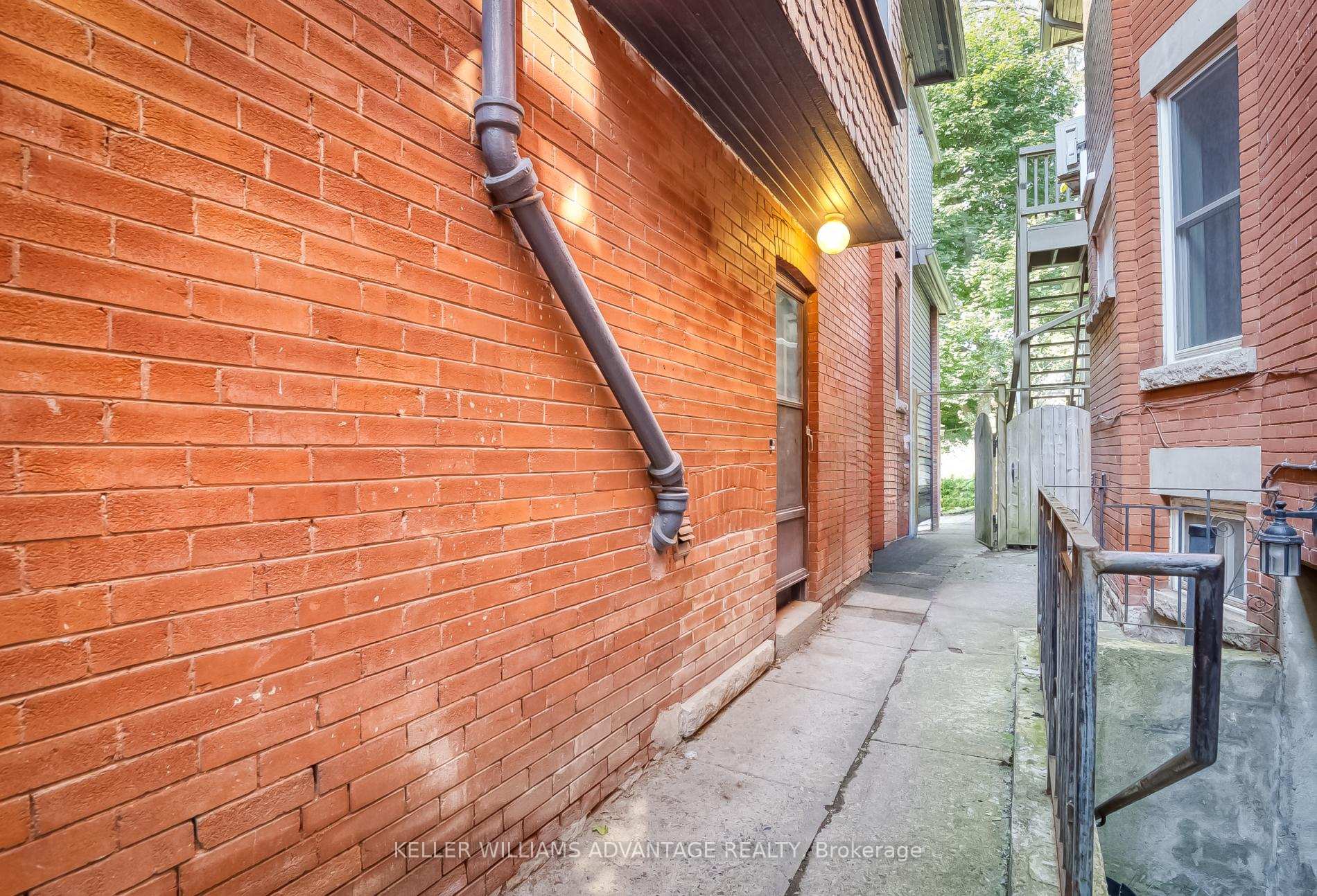 Photo 2 of Unit Lower, 146 Madison Avenue, Toronto, The Annex — HOMEH