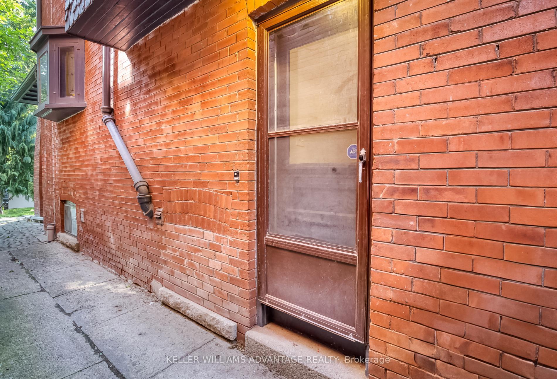 Photo 3 of Unit Lower, 146 Madison Avenue, Toronto, The Annex — HOMEH