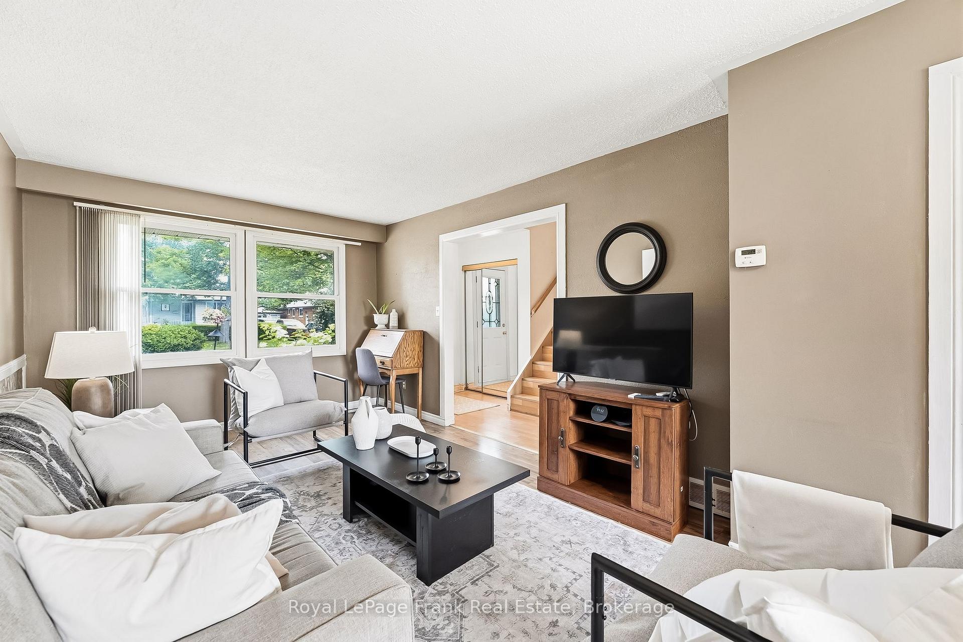 Photo 10 of 371 Trafalgar Avenue, Oshawa, Lakeview — HOMEH