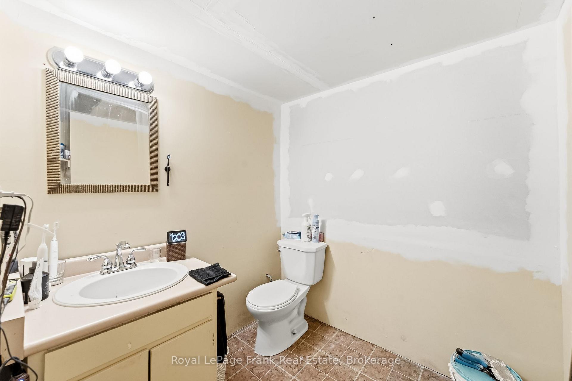 Photo 29 of 371 Trafalgar Avenue, Oshawa, Lakeview — HOMEH