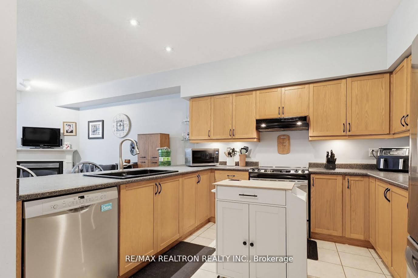 Photo 8 of Unit 35, 81 Valridge Drive, Hamilton, Ancaster — HOMEH