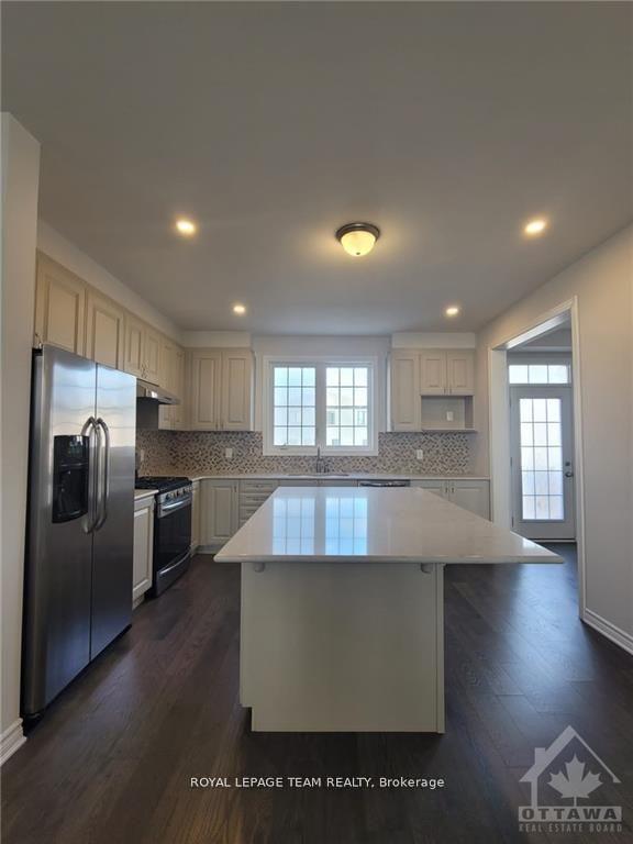 Photo 10 of 114 Bartonia Circle, Ottawa, Avalon West — HOMEH