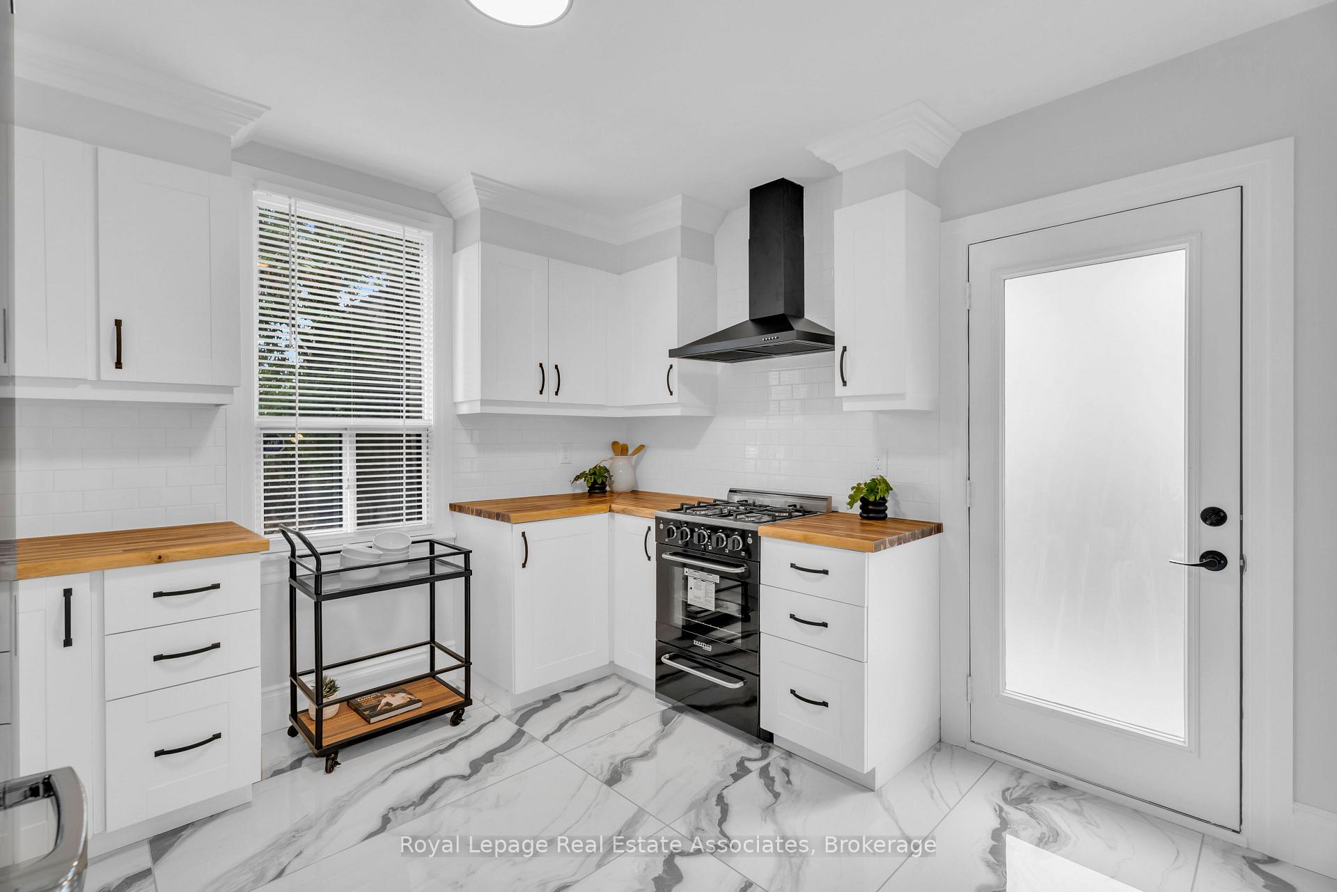 Photo 13 of 10 Gordon Street, Hamilton, Crown Point — HOMEH