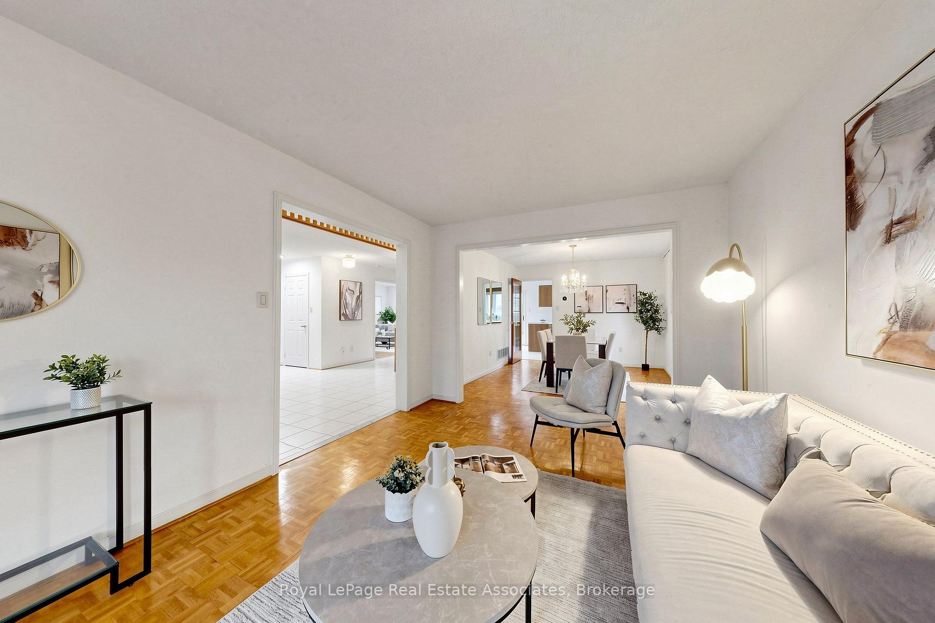 Photo 5 of 9 Kingsplate Crescent, Etobicoke, West Humber-Clairville — HOMEH