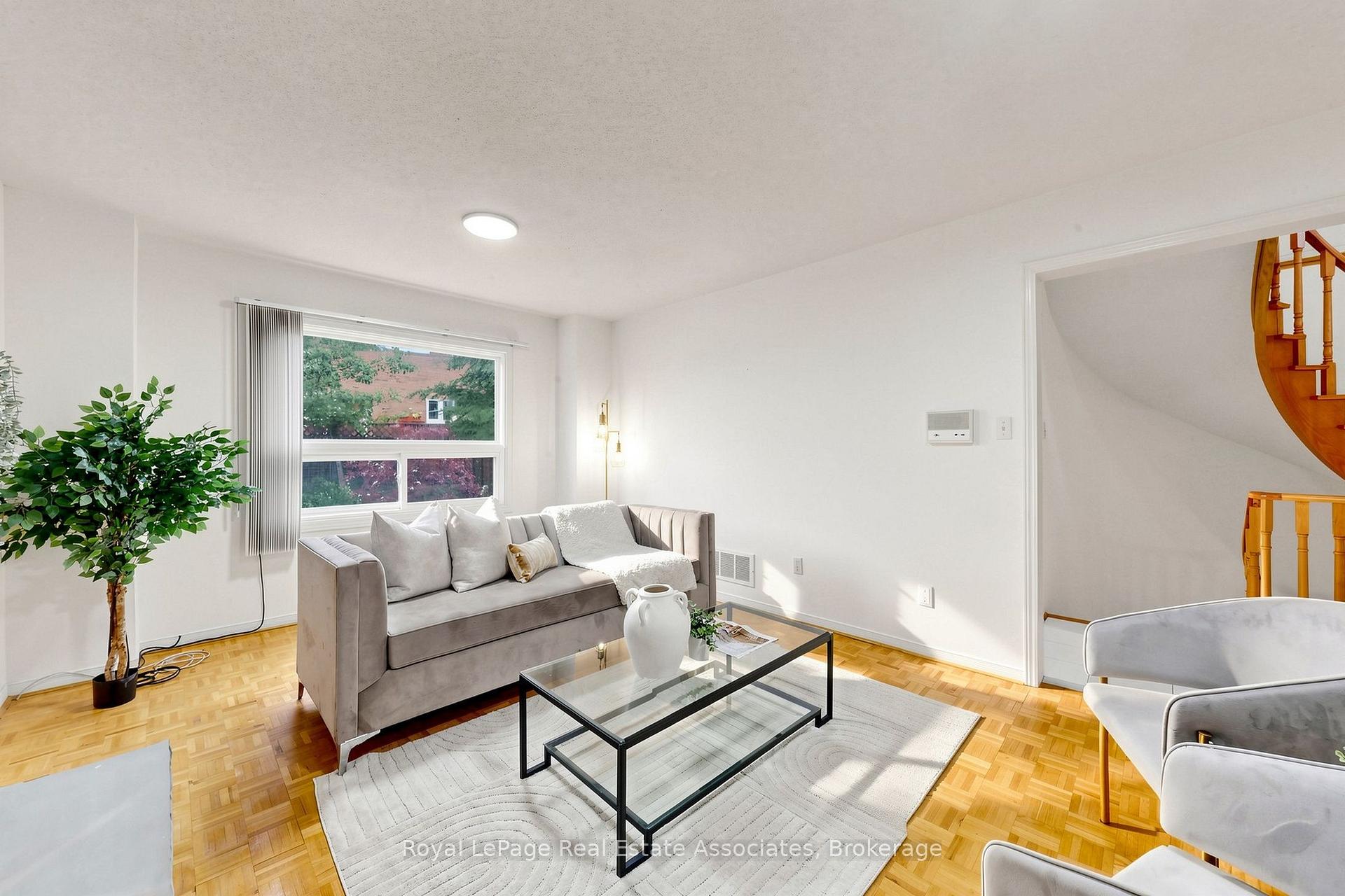 Photo 11 of 9 Kingsplate Crescent, Etobicoke, West Humber-Clairville — HOMEH